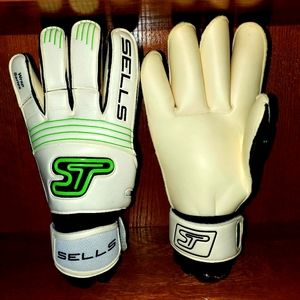 Sells goalkeeper gloves